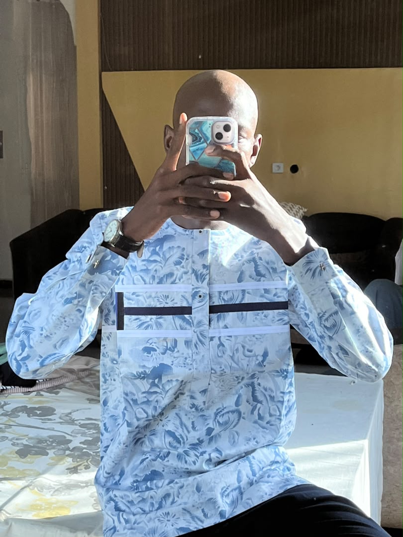 Chemise 19 — blanc à motifs bleus, portée