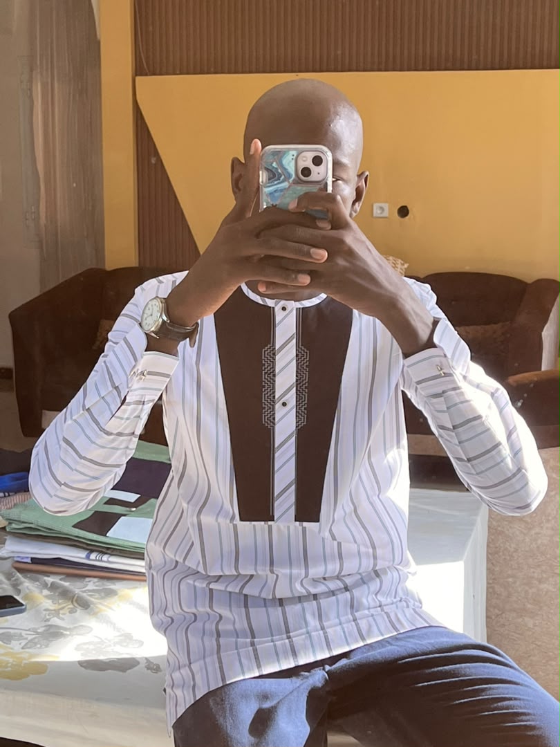 Chemise 24 — blanc rayé gris, portée