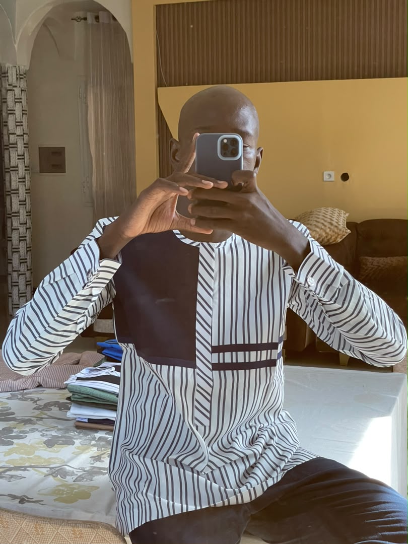 Chemise 25 — blanc rayé noir, portée