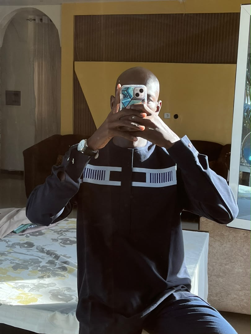 Chemise 29 — noire à motif blanc, portée