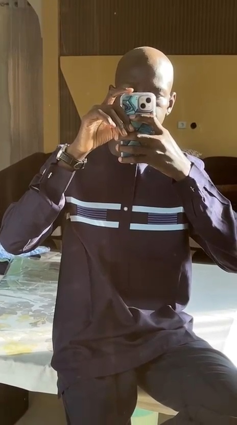 Chemise 26 — bleu nuit, portée